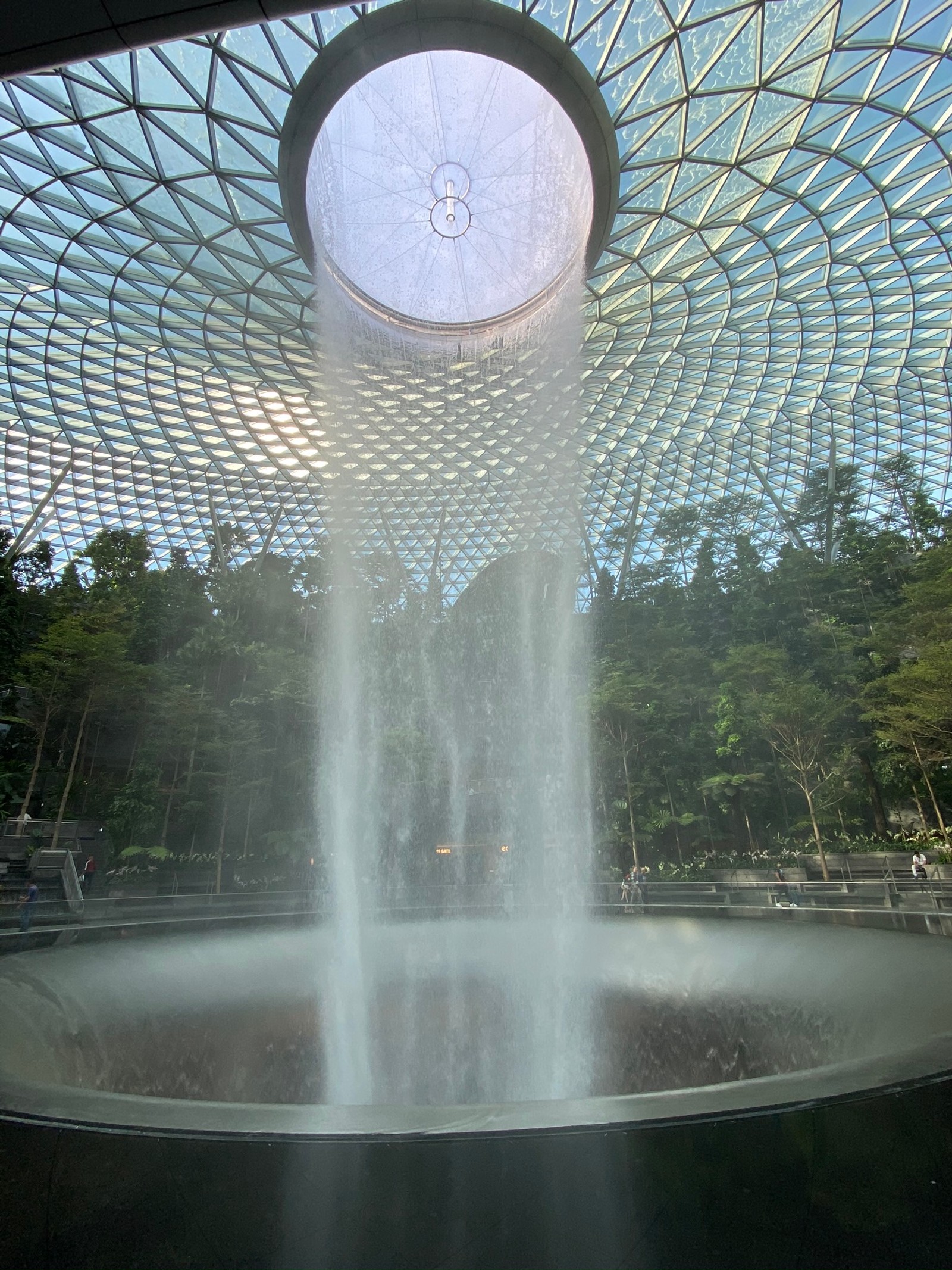 Es gibt einen brunnen in der mitte einer runden struktur (singapur, wasser, flüssigkeit, brunnen, architektur)