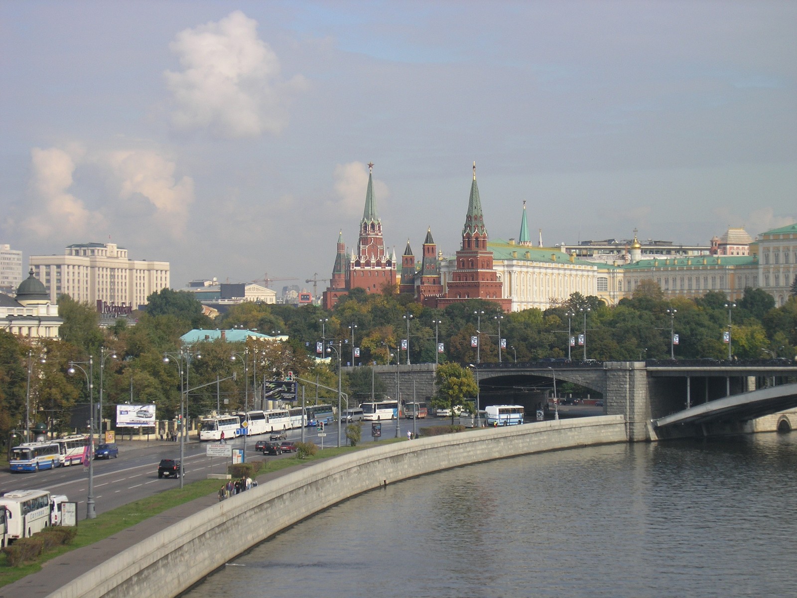 Edificios y un puente sobre un río con un puente en primer plano (kremlin de moscú, ciudad, vía fluvial, rio, área urbana)