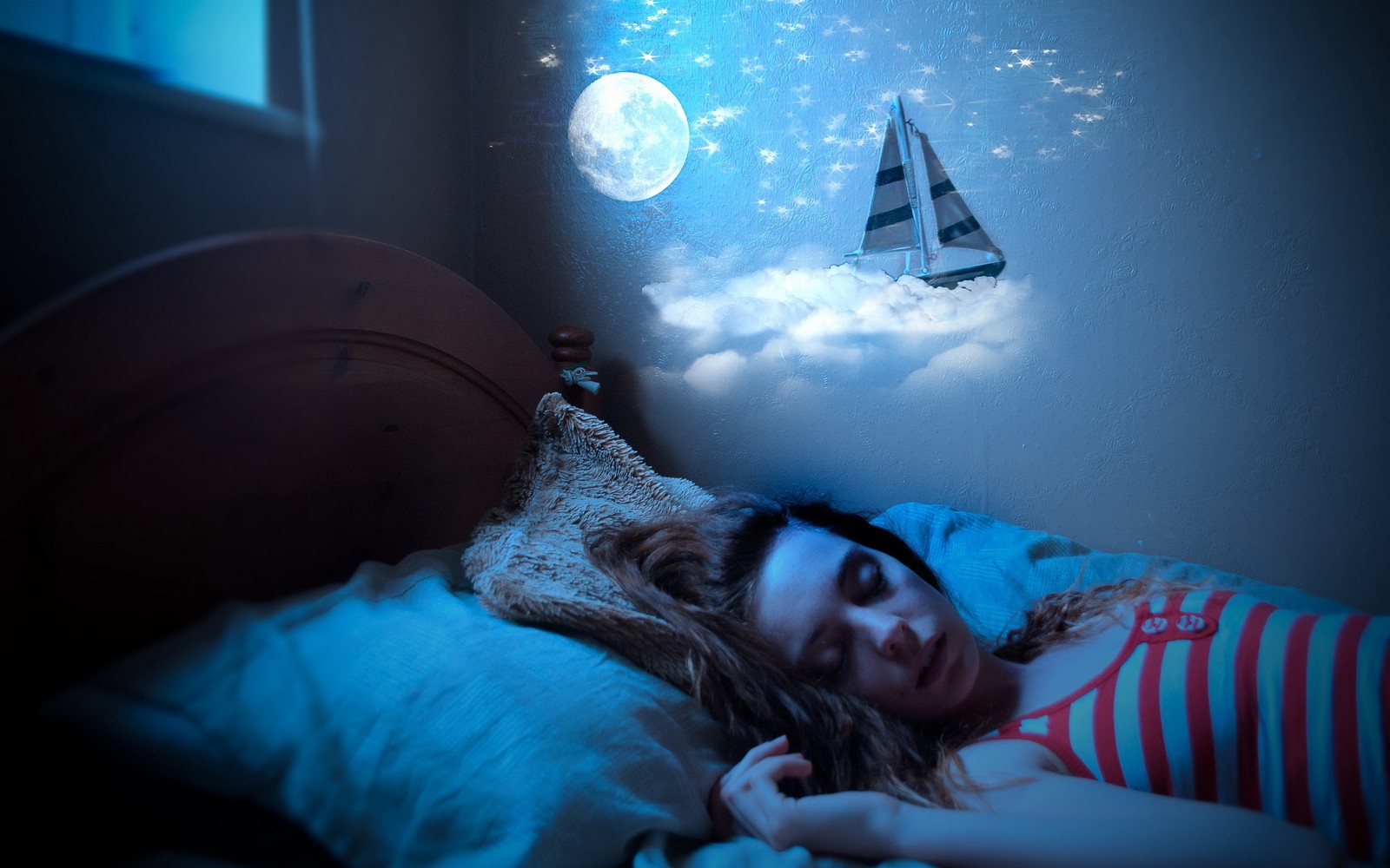 Una mujer acostada en la cama con un velero en el cielo (sueño, sueño lúcido, azul, pensamiento, oscuro)