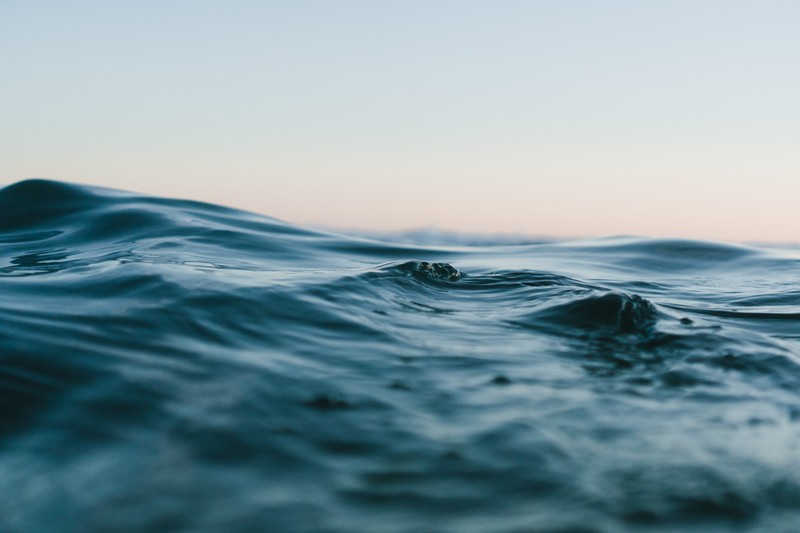 Крупный план водоема с заходящей волной (пляж, побережье, водоем, море, природа)