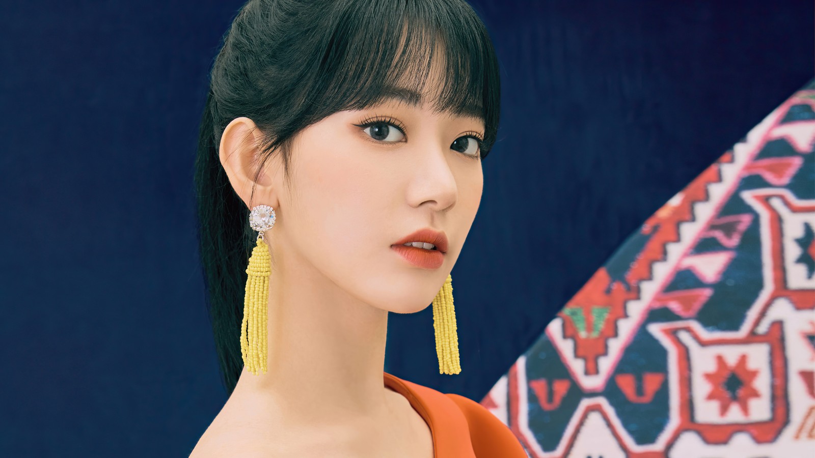 Un gros plan d'une femme portant une robe rouge et des boucles d'oreilles jaunes (sakura, miyawaki sakura, 宮脇 咲良, みやわき さくら, 미야와키 사쿠라)