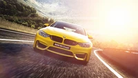 BMW M4 Coupé: Auffälliges gelbes Sportauto auf einer malerischen Straße.