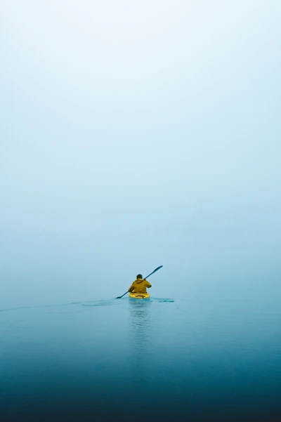 Kayak sereno en aguas azules tranquilas