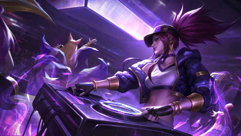 Женщина в белом топе и пурпурных штанах, играющая в игру (акали, akali, kda, диджей, league of legends)