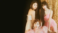 As integrantes do TWICE Chaeyoung, Nayeon e Momo irradiam glamour contra um fundo cintilante