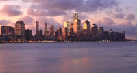 Horizonte de la ciudad de Nueva York al atardecer: Una metrópoli brillante contra el horizonte