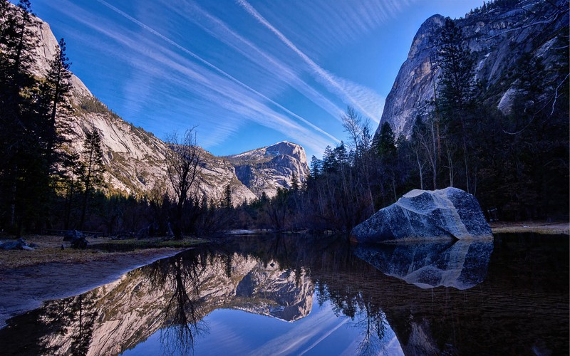 Изображение горы с озером и скалой на переднем плане (долина йосемити, yosemite valley, зеркальное озеро, национальный парк йосемити, отражение)