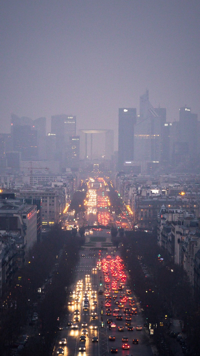 Vista artificial de uma cidade à noite com muito tráfego (carros, cidade, névoa, rua)