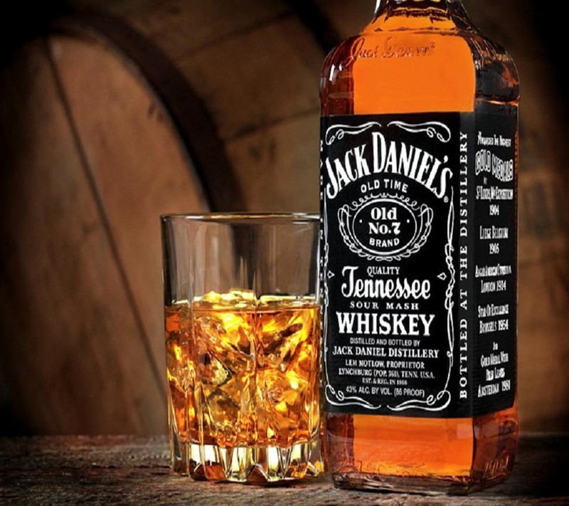 Арафированный стакан виски рядом с бутылкой jack daniels (алкоголь, бутылка, крутой, напиток, стекло)