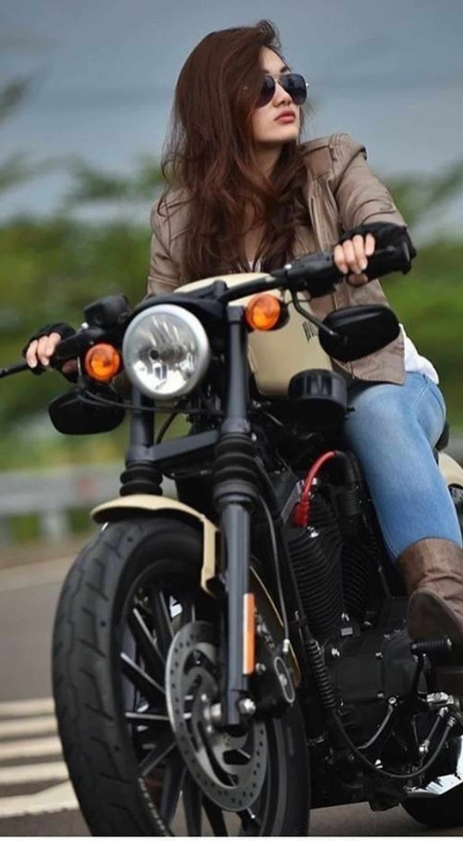 Femme roulant à moto sur une rue avec des arbres en arrière-plan (vélo, noir, voiture, personnalisé, fille)