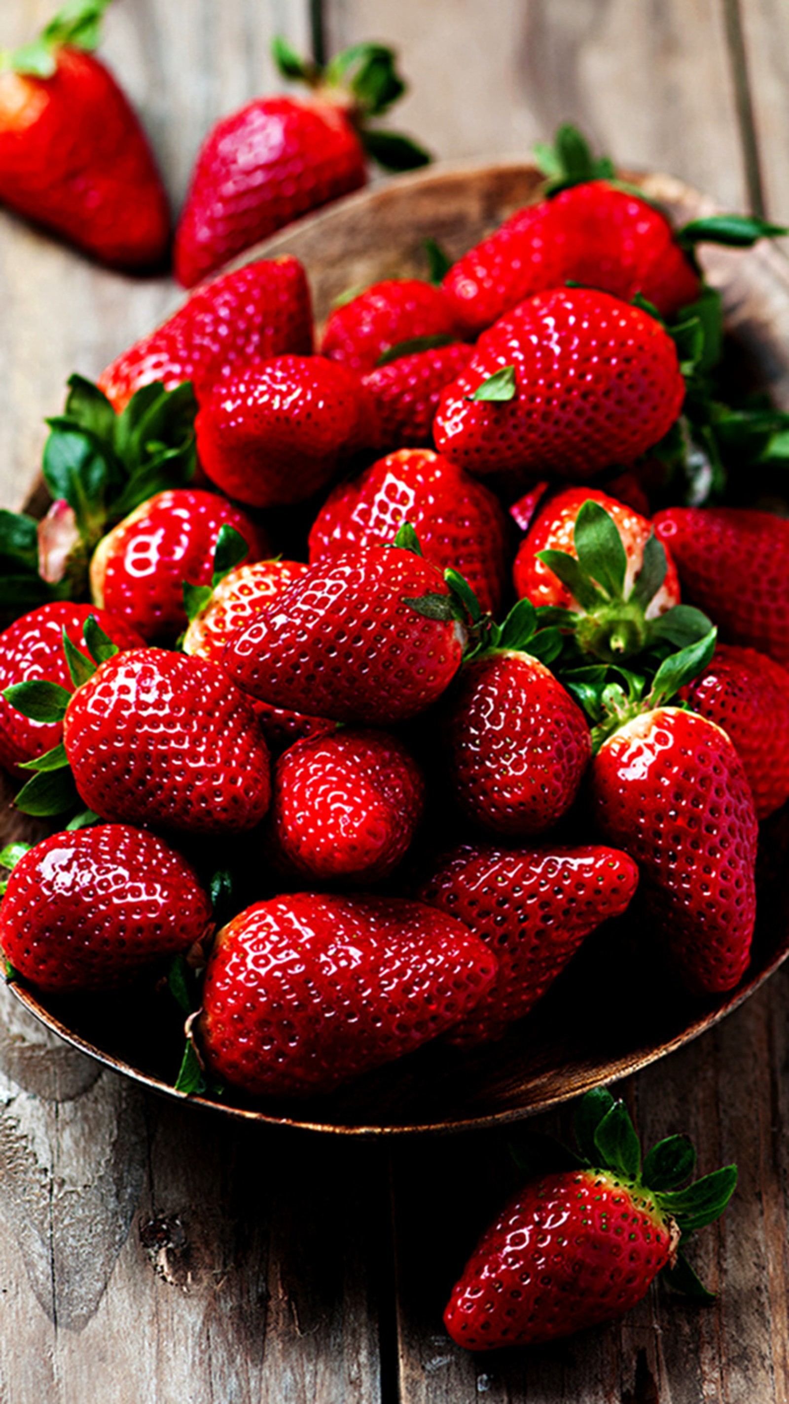 Araffy bowl of strawberries on a wooden table (fruits, strawberries, summer)