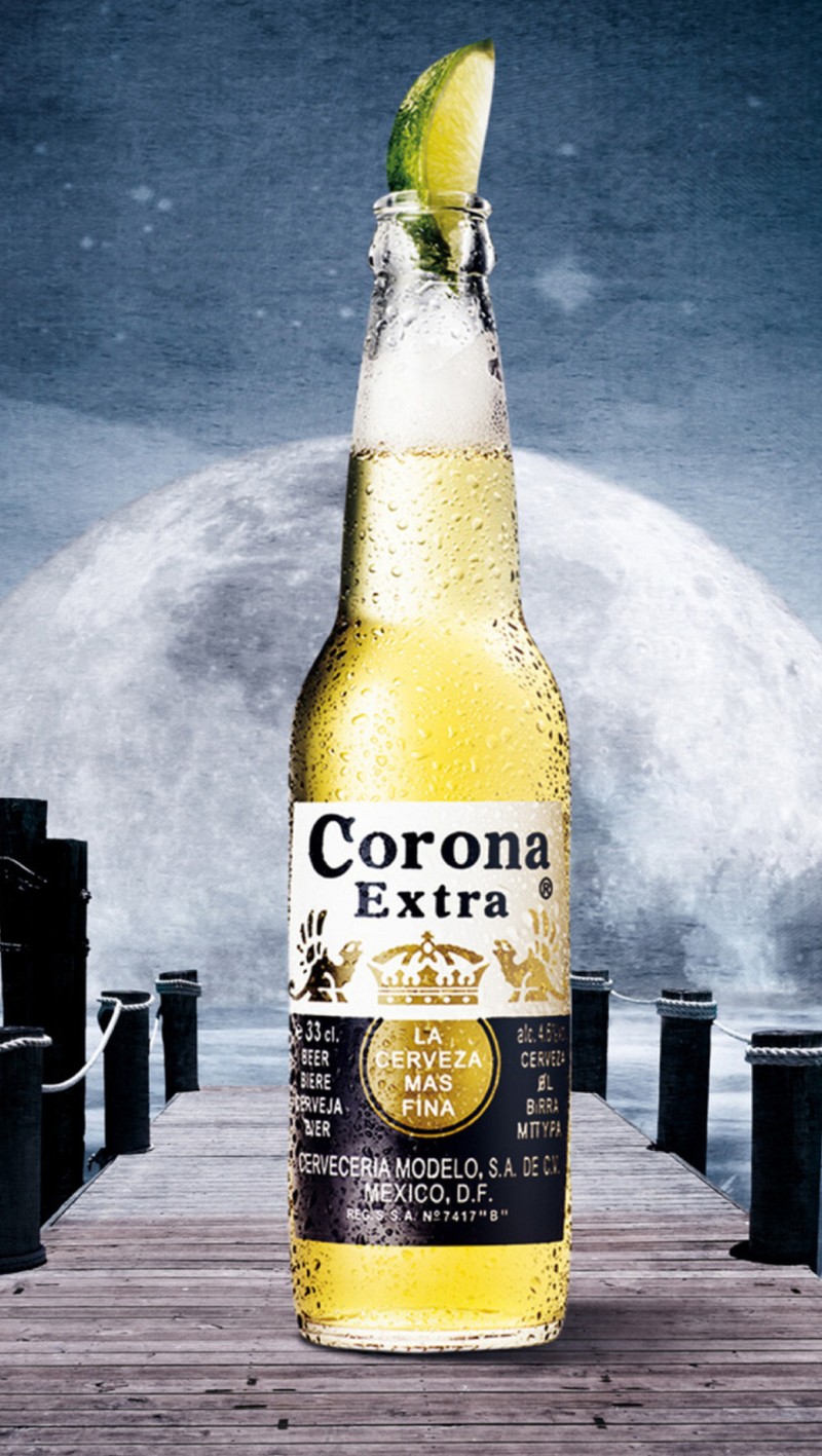 Изогнутая фотография бутылки пива corona на пристани (gty, мю, mju)