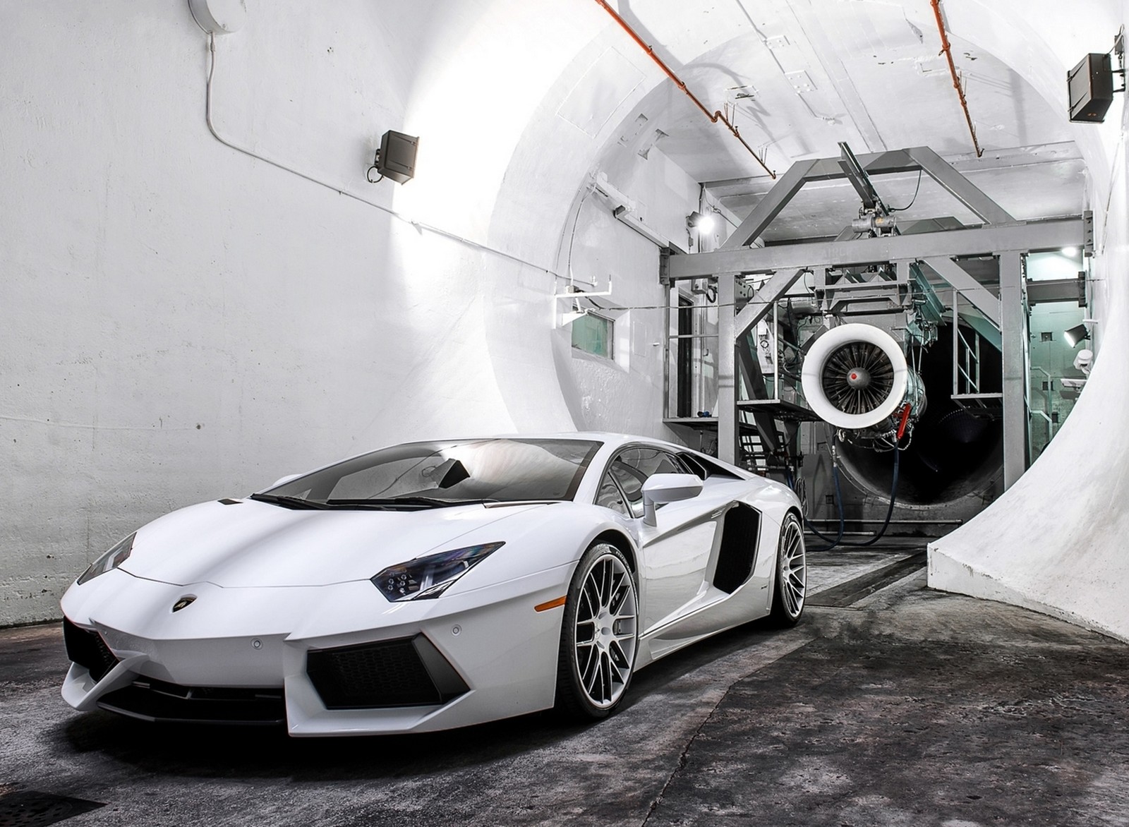 Gros plan d'une voiture de sport blanche garée dans un tunnel avec une grande machine (voiture, blanc)