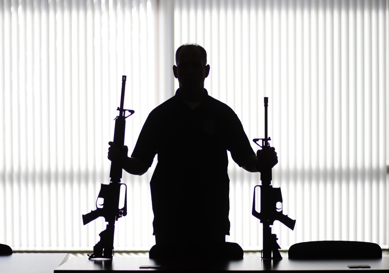 Silhouette d'un homme tenant deux armes devant une fenêtre (support de microphone, musique, instrument de musique, silhouette, musicien)