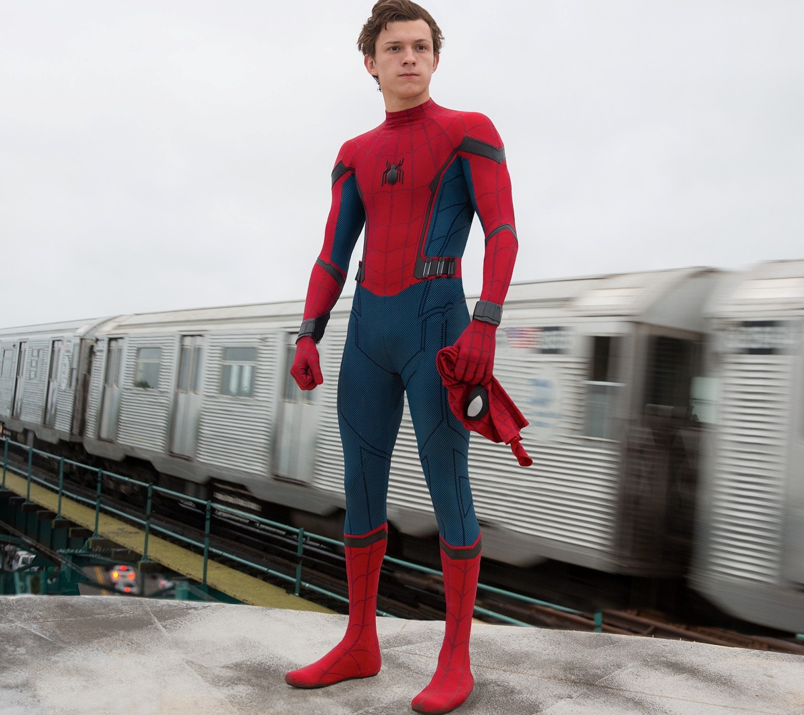 Spider-man se tenant sur une plateforme avec un train en arrière-plan (anime, homecomig, marvel, spiderman)