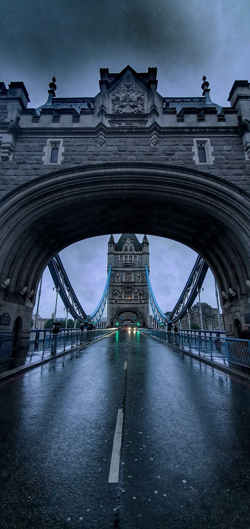 Арафед мост с башней и машиной, проходящей под ним (london photos, london tower bridge, london wallpapers, tower bridge)