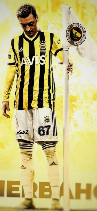 Mesut Özil en el icónico uniforme amarillo y negro del Fenerbahçe, de pie junto a un banderín de esquina con una actitud concentrada.