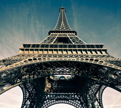 Vue de la Tour Eiffel d'en bas à Paris