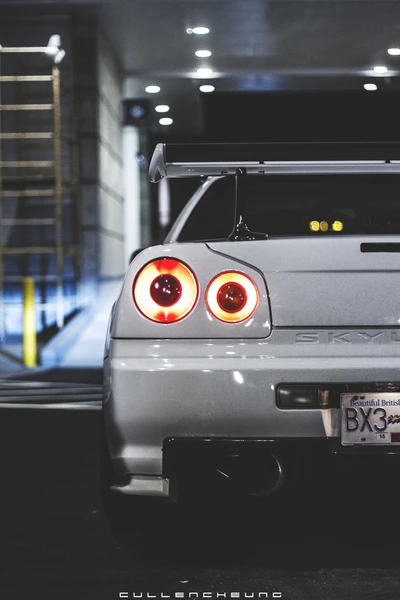 Icónico Nissan Skyline R34: Una leyenda JDM en el paisaje nocturno urbano