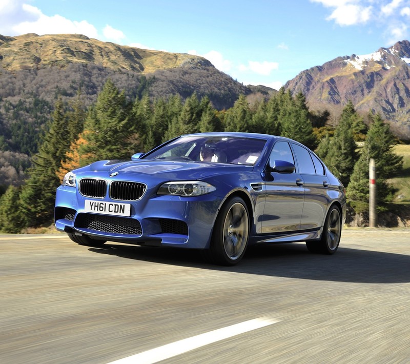 Синий bmw m5 едет по горной дороге (5 серия, авто, bmw, машины, m power)