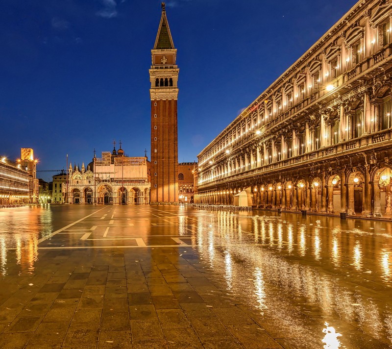 Воздушный вид на городскую улицу с часовой башней на фоне (италия, piazza, san marco, венеция)