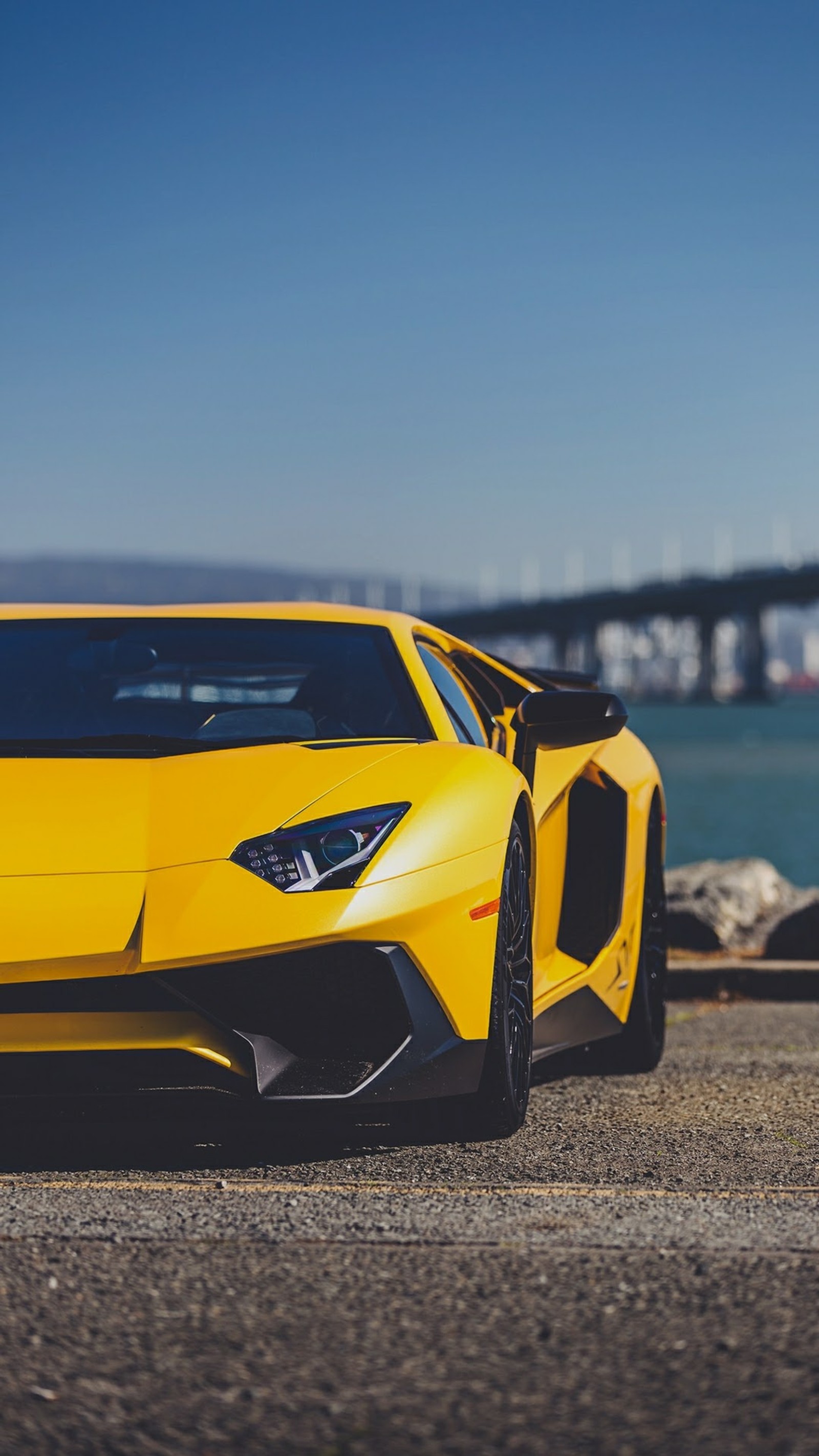 Un gros plan d'une voiture de sport jaune garée sur la route (lamborghini, voiture de sport)