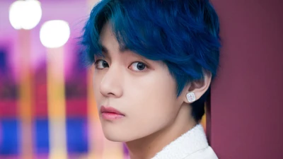 Kim Tae-hyung com cabelo azul marcante e um olhar cativante.