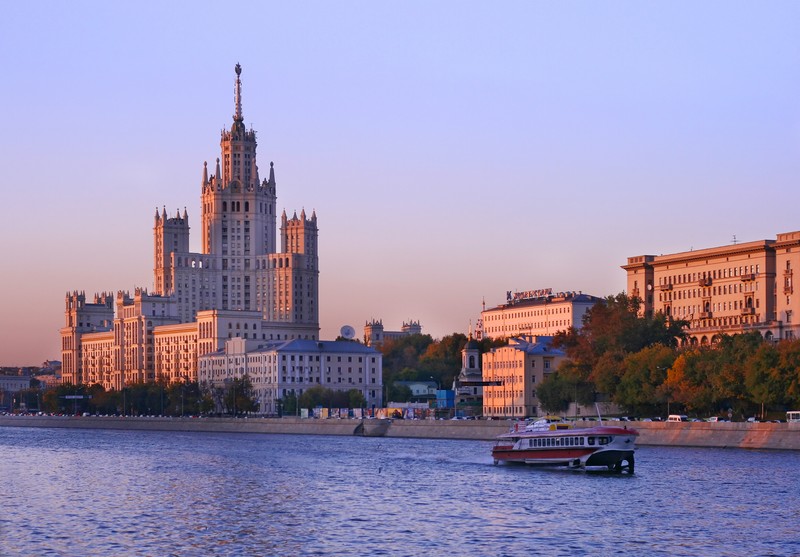 Арафед лодка на реке перед большим зданием (москва, город, горизонт, вода, достопримечательность)