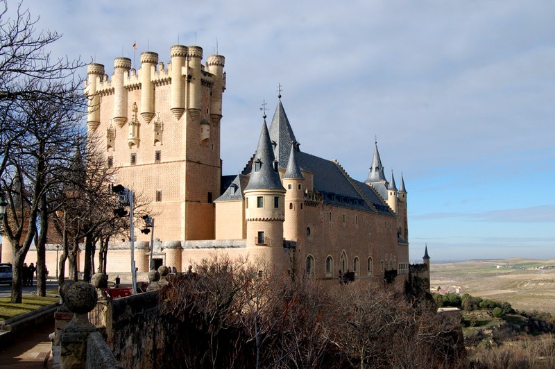 Замок с尖塔 и башней на холме (замок, мадрид, madrid, средневековая архитектура, достопримечательность)