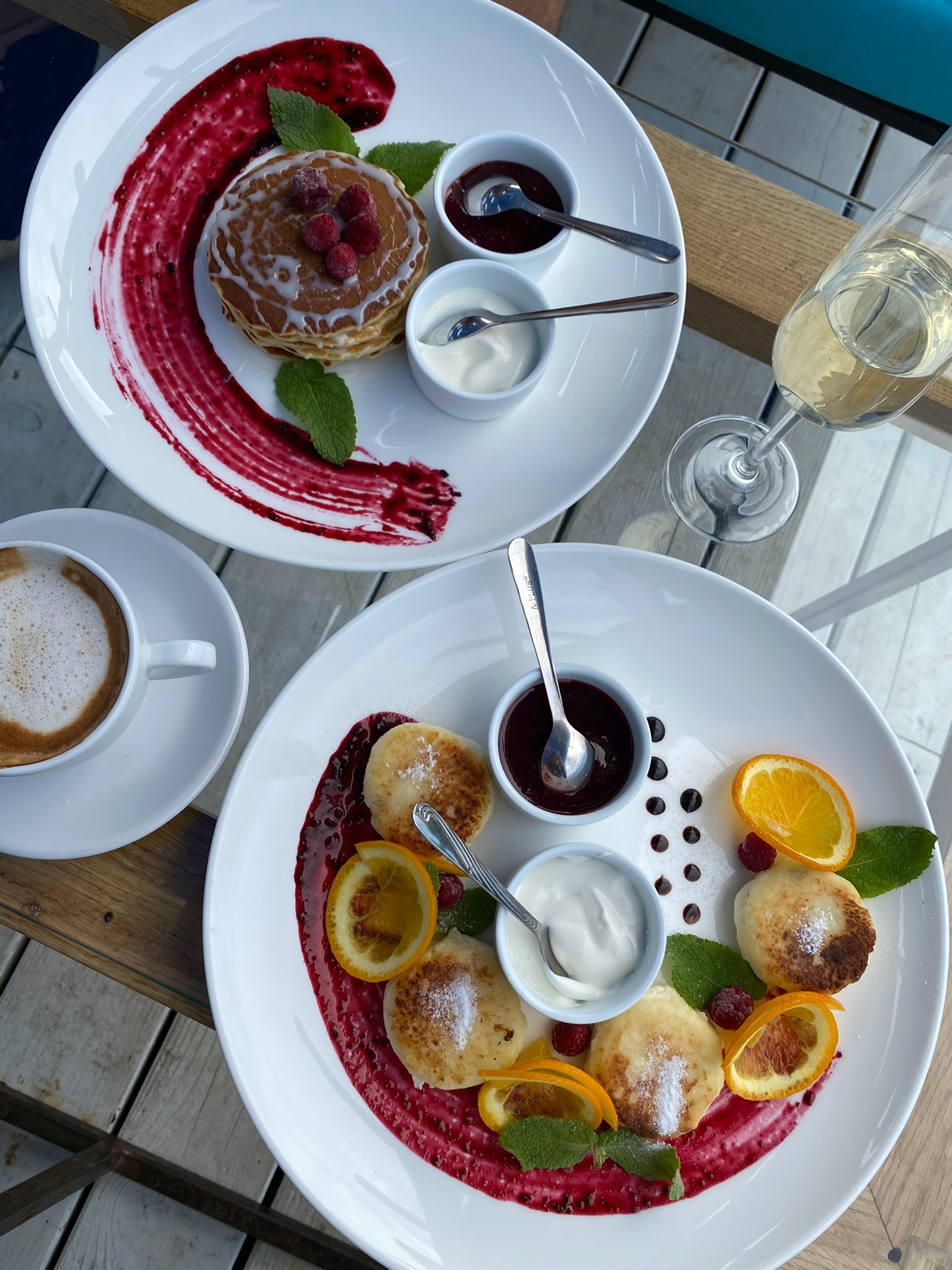 Hay dos platos de comida sobre una mesa con una taza de café (comida, desayuno, desayuno completo, cocina vegetariana, postre)