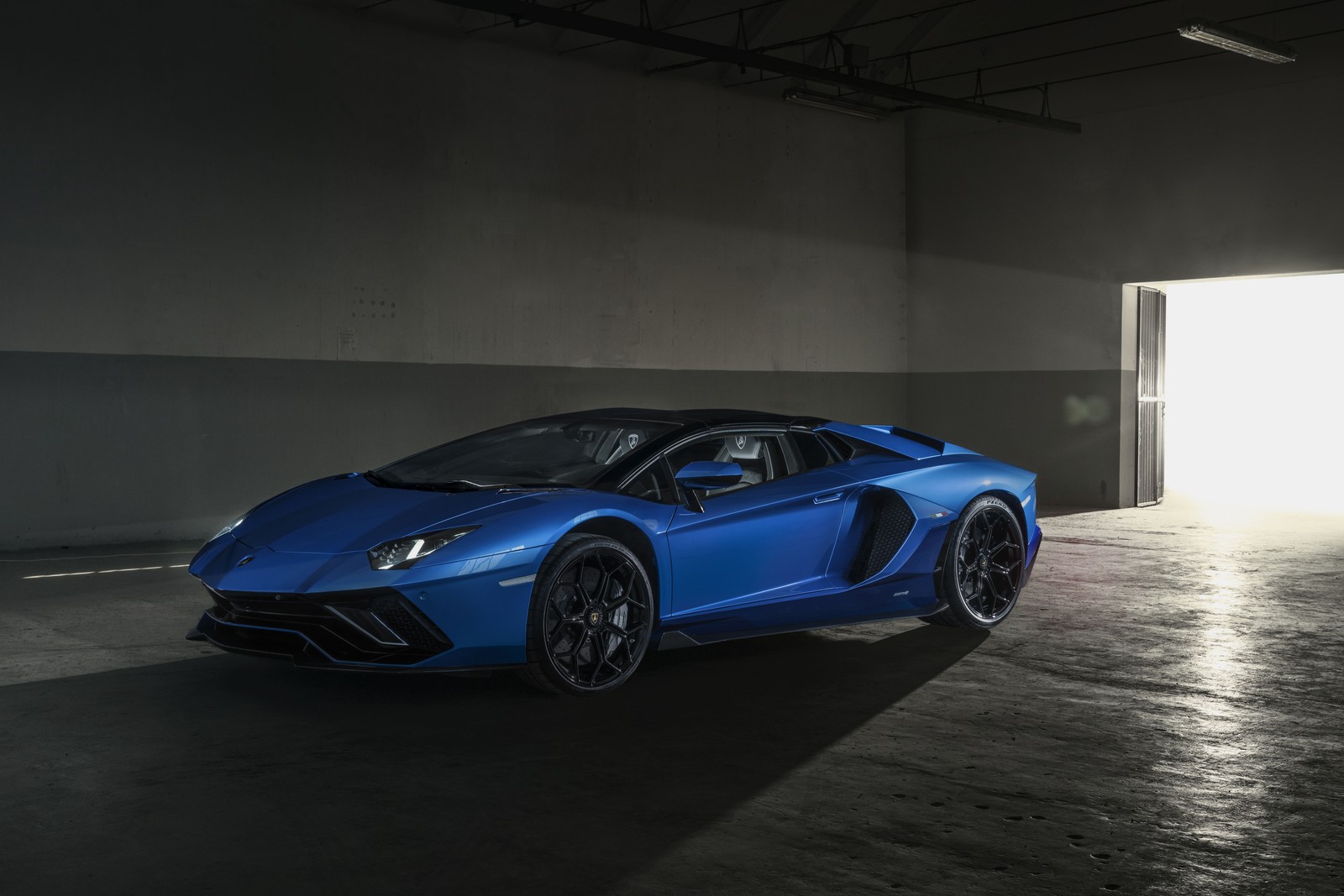 Un coche deportivo azul estacionado en un garaje (lamborghini aventador lp 780 4 ultimae roadster, 2022, 5k, 8k, coches)