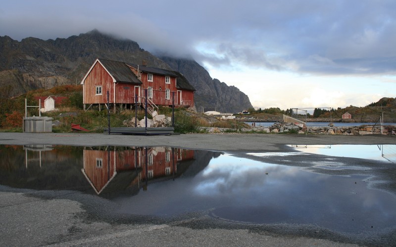 На фоне гор стоит красный дом. (норвегия, лофотены, lofoten, отражение, дом)