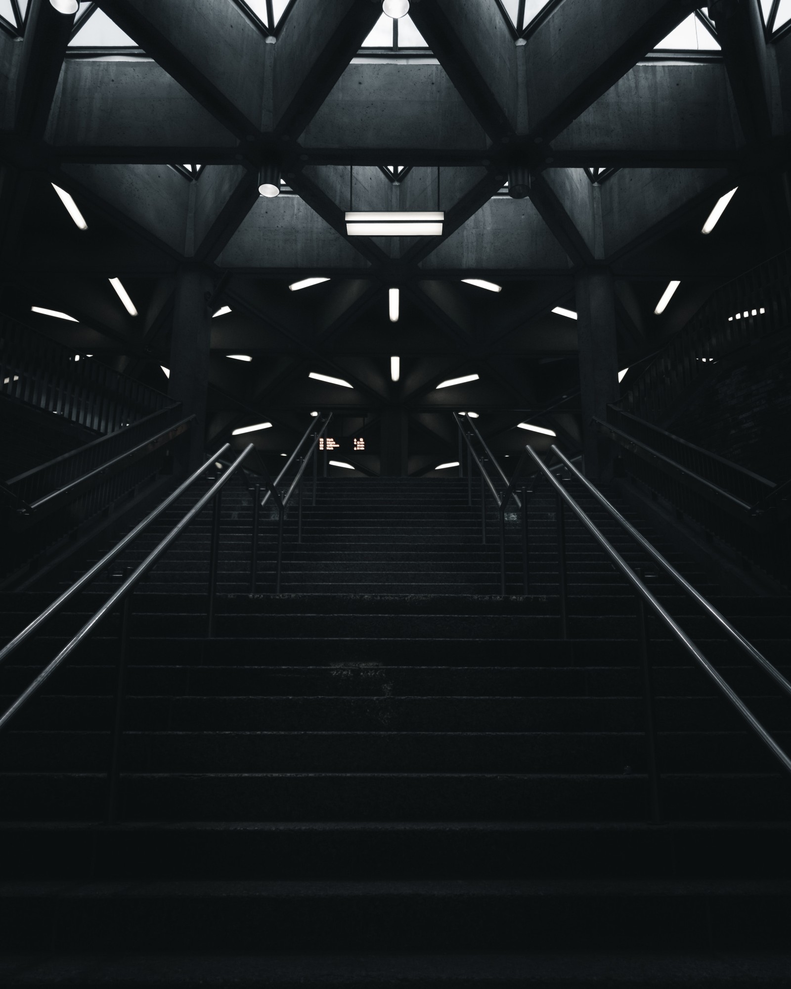 Una fotografía en blanco y negro de una escalera (arquitectura, negro, ligero, línea, monocromo)