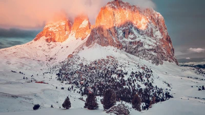 Majestätische schneebedeckte Berge unter bewölkten Himmel