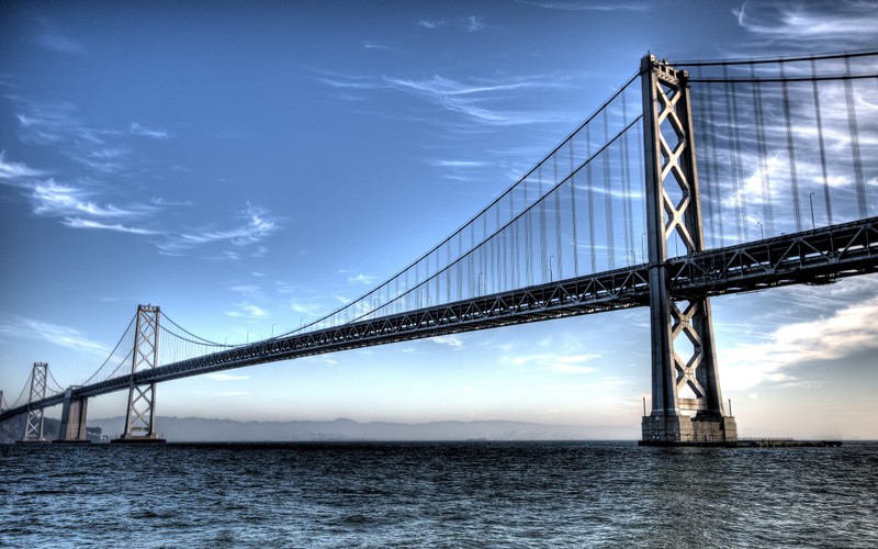 Арабский вид на мост, пересекающий воду на фоне неба (мост окленд бэй, oakland bay bridge, мост золотые ворота, golden gate bridge, мост)