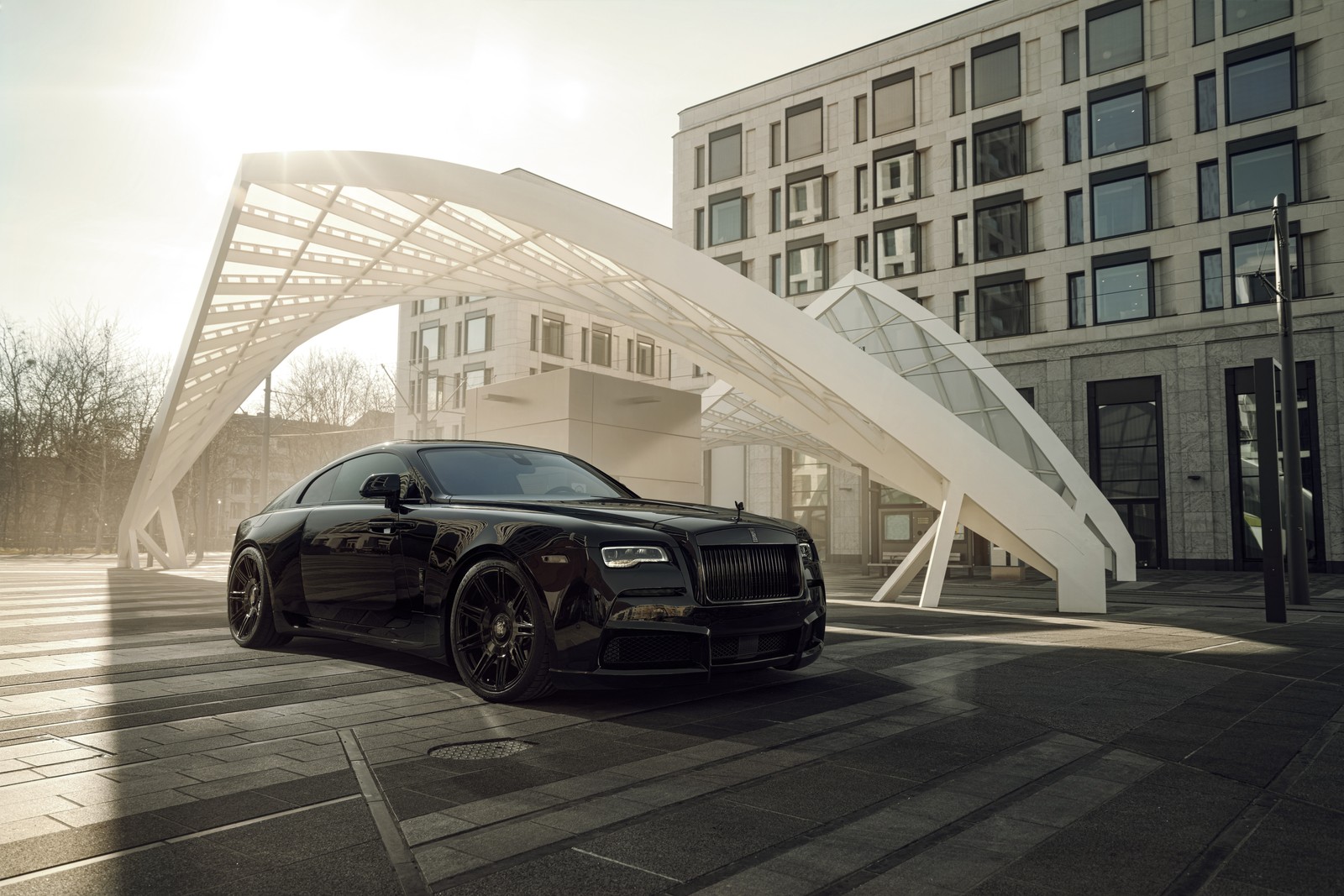 Близкий план черного автомобиля, припаркованного перед зданием (spofec rolls royce wraith black badge overdose, 2021, 5k, 8k, машины)