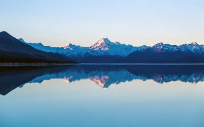 Sonnenuntergangsreflexionen des Mount Cook über dem Lake Pukaki, Neuseeland