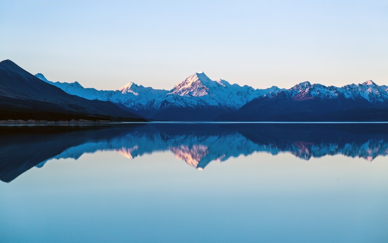 Вид на горный массив с озером на переднем плане (гора кука, озеро пукаки, lake pukaki, новая зеландия, new zealand)