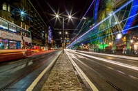 Paisaje urbano vibrante nocturno de Edimburgo: Tráfico y luces a lo largo de la carretera urbana