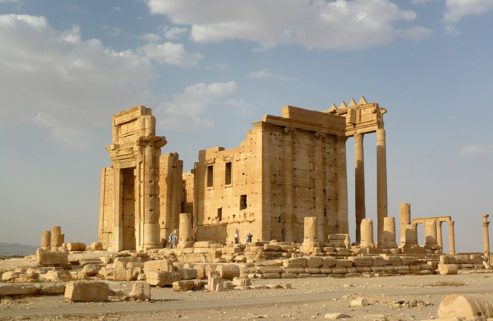 Arafed ruins of a large building with columns and a sky background (ancient history, ruins, historic site, archaeological site, ancient greek temple)