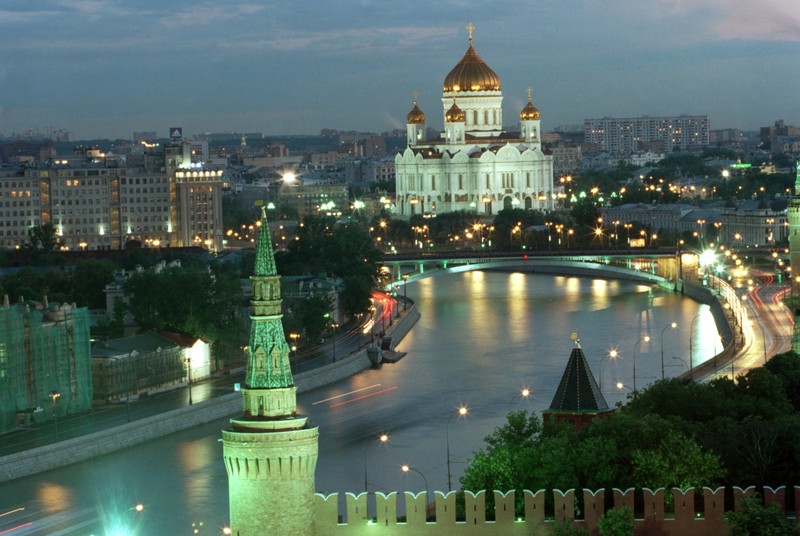 Ночной вид на город с рекой и мостом (достопримечательность, городской пейзаж, город, городская территория, метрополия)