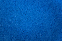 Close-up de gotas de água em uma superfície azul