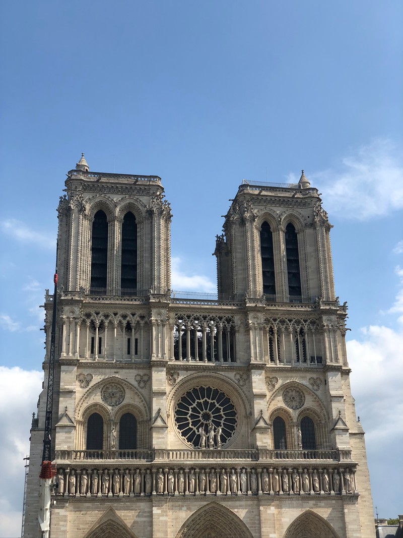 Вид на собор с часами на фасаде (собор парижской богоматери, notre dame de paris, эйфелева башня, собор, архитектура)