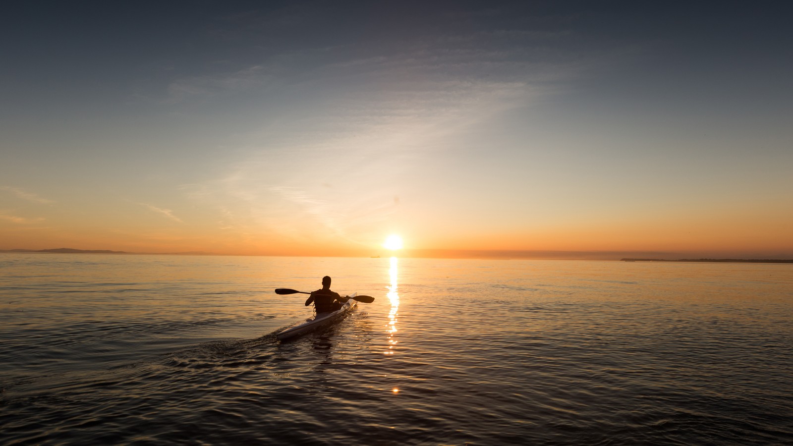 Um homem arabesco em um caiaque remando na água ao pôr do sol (caiaque, mar, nascer do sol, horizonte, cenário)