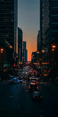 Rue de la ville au crépuscule avec des gratte-ciel et un éclairage automobile