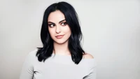 Camila Mendes : Actrice captivante avec une expression frappante