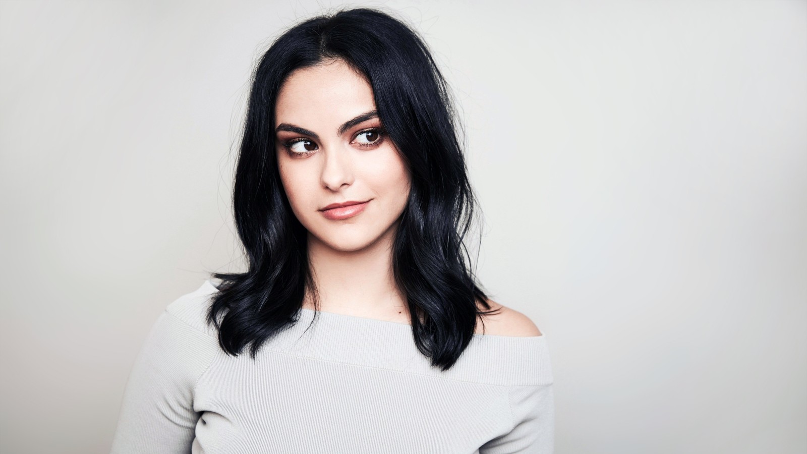 Un gros plan d'une femme avec de longs cheveux noirs et un t-shirt gris (camila mendes, actrice, célébrité, filles, femmes)