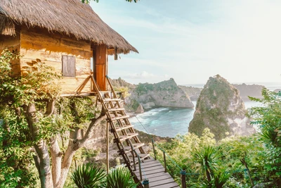 Retiro de madeira isolado com vista para os penhascos costeiros de Bali