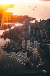 L'horizon de Vancouver au coucher du soleil : une vue imprenable à vol d'oiseau de la métropole urbaine