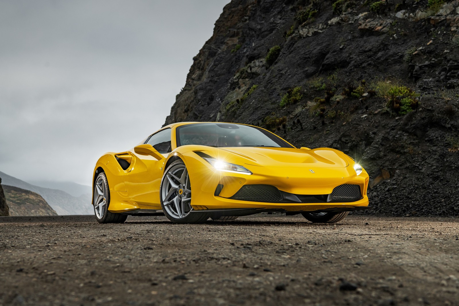 Um carro esportivo amarelo estacionado em uma estrada rochosa perto de uma montanha (ferrari f8 spider, supercarros, 2020, 5k, carros)